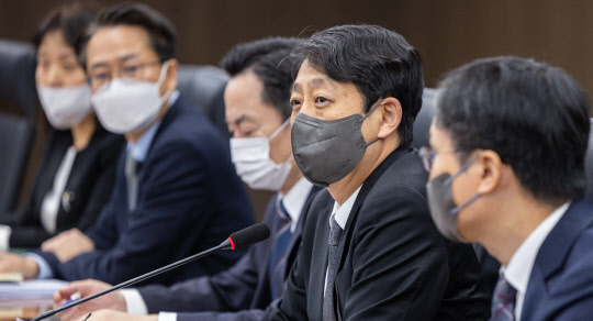 2일 안덕근(왼쪽에서 네 번째) 산업통상자원부 통상교섭본부장이 서울 중구 대한상의 내 한국산업기술평가관리원에서 열린 제30차 통상추진위원회 겸 4차 IRA(미국 인플레이션 감축 대책법) 정부합동대책반 회의에 참석한 모습, 연합뉴스.